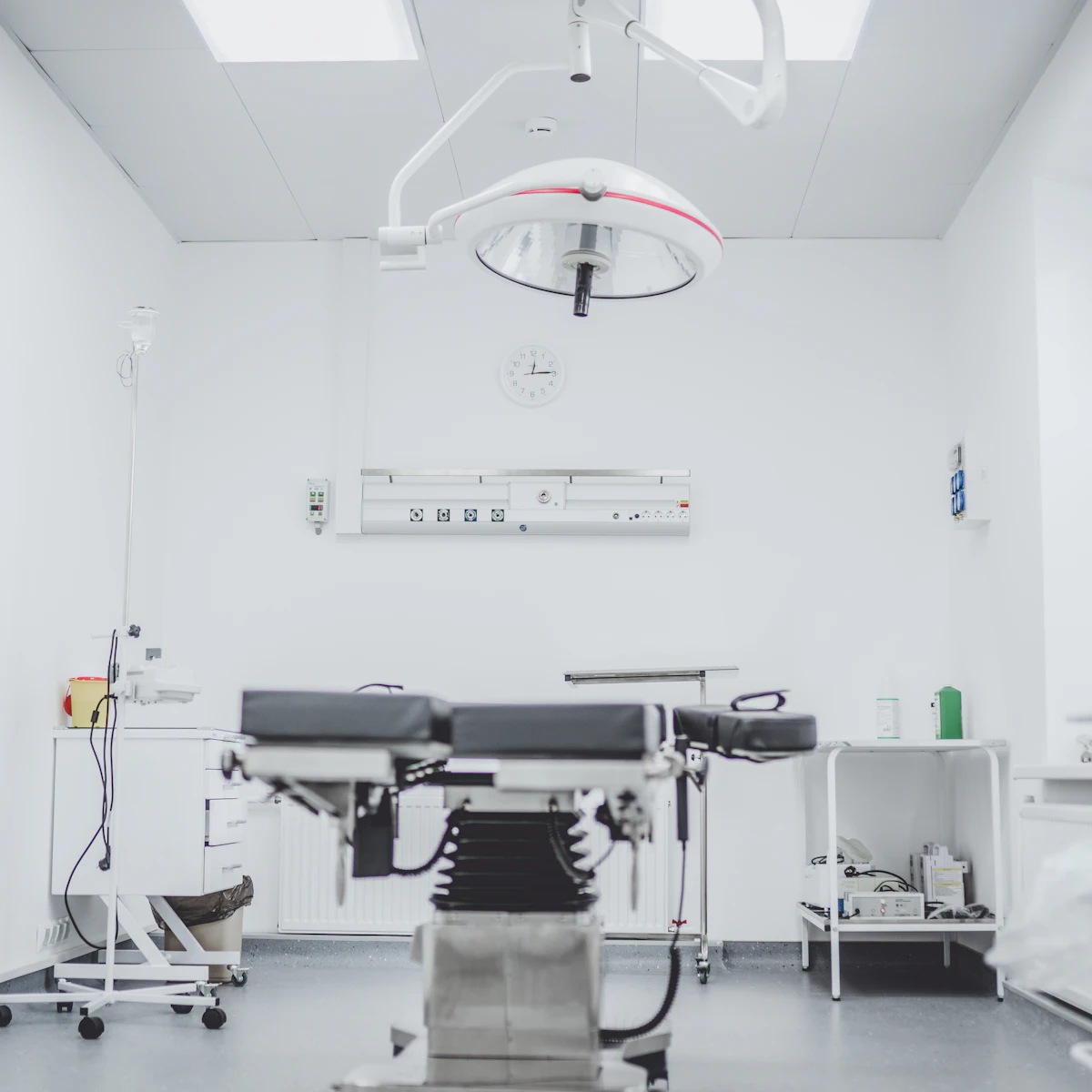 Sala de cirugía limpia con mesa y lámpara quirúrgica